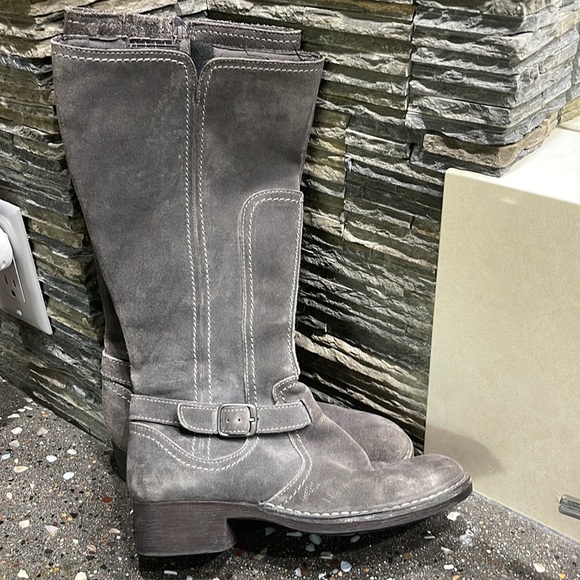 LIKE NEW!!!!!Grey, below knee suede boots, barely worn, excellent condition! - Picture 1 of 3